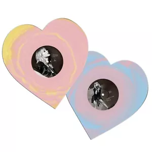 TAYLOR SWIFT LOVER (LIVE FROM PARIS) HEART SHAPED VINYL In Hand - Foto 1 di 1