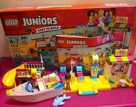 LEGO Juniors Set 10747 Andrea and Stephanie's Beach Holiday Complete