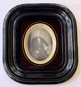 Daguerréotype rehaussé d'un homme élégant par M.FINK Circa 1850 - Foto 1 di 3