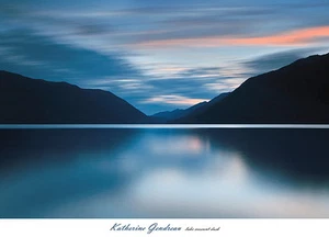 Mezzaluna Lago Crepuscolo Katherine Gendreau Paesaggio Arte Stampa 36x24 Immagine Consapevole - Foto 1 di 1
