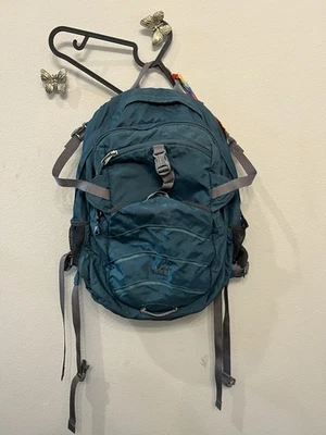 Mochila REI verde con múltiples bolsillos y correas acolchadas Foto 1 de 4