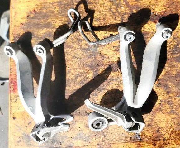 Suzuki GSXR750 2003 clavijas y soportes traseros Foto 1 de 1