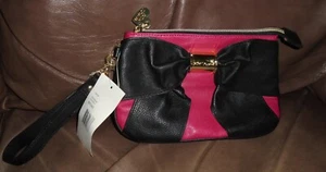 Betsey Johnson - BOW NANZA" Reißverschluss Geldbörse fuchsia Kalbsleder schwarz Schleife Neu mit Etikett - Bild 1 von 8