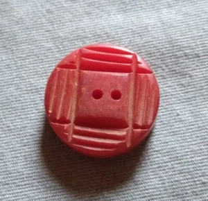 Vintage Carved Red Early Plastic Button. - Picture 1 of 12