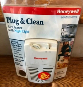 Honeywell Plug & Clean Air Cleaner Night Light Model 16182 Carbon Filter NEW - Picture 1 of 5