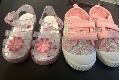 Paquete de 2 zapatillas y sandalias rosa talla 6 para niñas pequeñas Foto 1 de 3