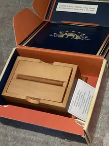 Dispensador de cigarrillos sorpresa y deleite soporte de caja de madera lisa de camel en muy buena condición - Imagen 1 de 9