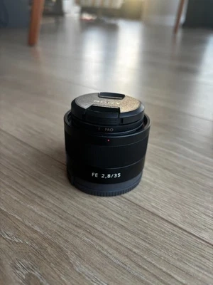 Lente Sony SEL35F28Z Carl Zeiss Sonnar FE 2.8/35 ZA T* montagem tipo E filtro B+W - Imagem 1 de 4