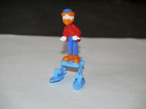 KINDER SURPRISE FIGURINE MONTABLE GEO TROUVETOUT MARCHEUR PANTALON BLEU - Picture 1 of 2