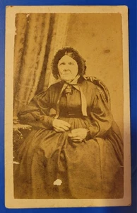 Antica scheda CDV, donna anziana seduta, studio sconosciuto - epoca guerra civile - Foto 1 di 2