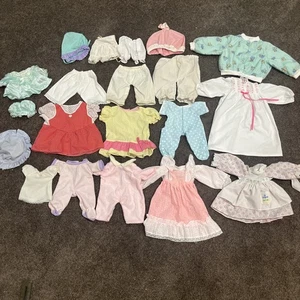 Lotto 20 vestiti bambola vintage abiti slip gonne cappelli fatti a mano così come sono mix bundle - Foto 1 di 14