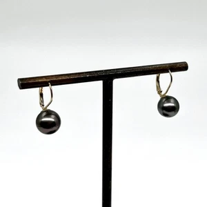 Pendientes colgantes de oro amarillo de 14k de 9 mm de perlas negras de Tahití con cierre de palanca (LO1002490) - Imagen 1 de 9