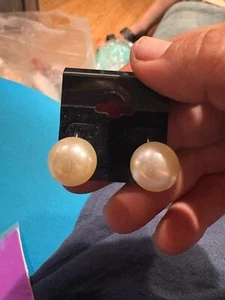 pearl studs - Picture 1 of 1