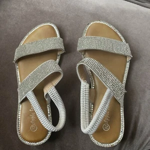 asian sandals (size 32)  - Picture 1 of 3