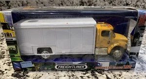 NEW RAY FREIGHTLINER M2 BOX TRUCK LONG HAUL TRUCKER 1:43 SCALE - Picture 1 of 4