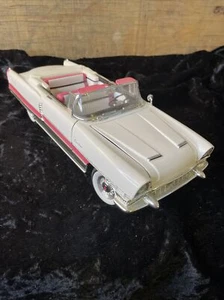 Road Signature1955 Packard Caribbean 1:18 Die-cast Model Car white w/ pink trim - Picture 1 of 8