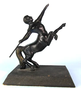 REMY MARTIN ZENTAUR MASKOTTCHEN VINTAGE METALL SCHÜTZE STATUE AUF HOLZSOCKEL - Bild 1 von 11