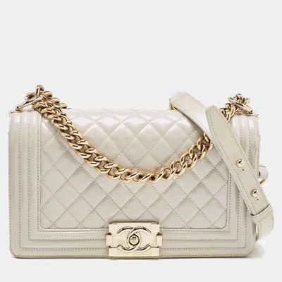 Bolso Chanel Blanco Perla Acolchado Charol Mediano Niño Solapa Foto 1 de 4