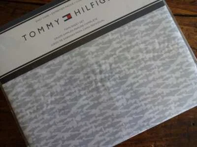 TOMMY HILFIGER 灰色白色鲨鱼热带海滩双鞋套装 — 第 1/3 张图片