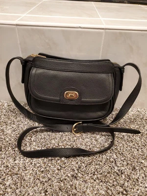 Bolso Bandolera Ora Delphine Cuero Guijarro Negro con Correa Ajustable Foto 1 de 4