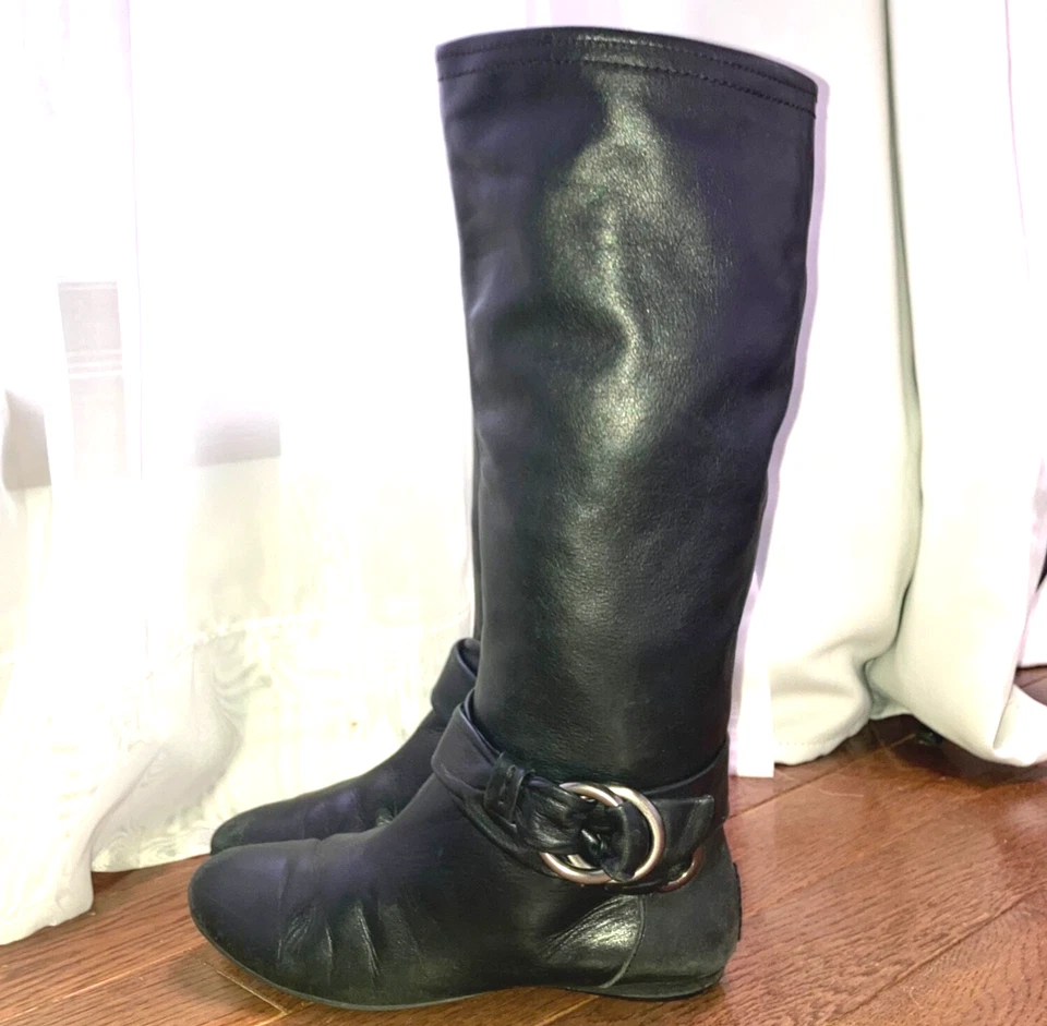 Bota plana B Makowsky Rebay holgada alta de cuero negro con hebilla plateada para mujer 6,5 Foto 1 de 4