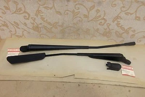 PAIR NOS GENUINE MITSUBISHI SPACE WAGON 1989-91 WIPER ASSEMBLY # MB359487/8 - Picture 1 of 6