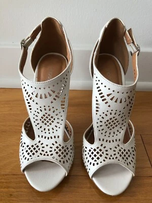 Sandalias Shoedazzle Mckinley blancas perforadas talla 6 con tacón de 4" Foto 1 de 4