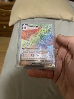 Pokémon TCG Orbeetle VMAX 186/185 Vivid Voltage Rainbow Holo Rare Card 2020 - Image 1 of 2