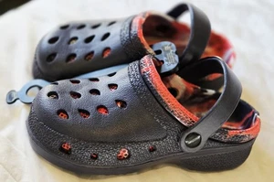 Mock Crocs Classic Clog Schuhe Jugend Größe 13 Unisex Rot Weiß Blau Neu Mit Etikett - Bild 1 von 11