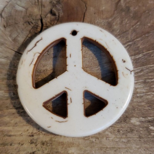 OFF WHITE Ciondolo Insegna della Pace Pietra Magnesite Bianca con Matrice