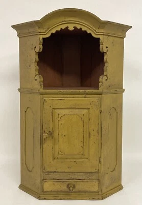 Armario colgante de esquina de campo pintado amarillo mostaza hecho en banco vintage Foto 1 de 4