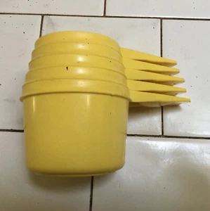 Lotto 5 misurini Tupperware gialli vintage nido - Foto 1 di 4