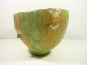 GORKA LIVIA, GREEN & BEIGE POT WITH TREE FIGURINES 7", 1950'S ART POTTERY (G107) - Picture 1 of 8