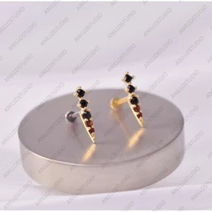 Originale perno piercing a punta in onice nero e granato in oro giallo 14 carati conchiglia - Foto 1 di 7