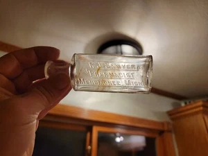 Botella de medicina Menominee Michigan en relieve 4 1/2" de alto R. J. Sawyer farmacéutico - Imagen 1 de 11