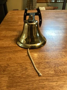Campana de cena de latón vintage en un mini zapato de caballo de hierro negro - decoración de montaje en pared - Imagen 1 de 5