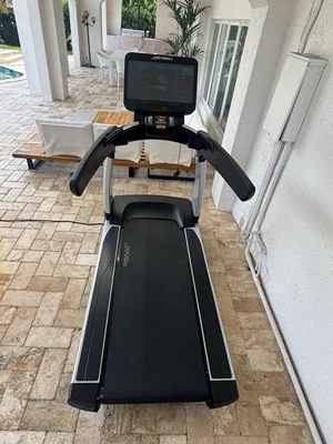 Cinta de Correr Life Fitness 95T Discover SE3 Grado Comercial Cardio CANTIDAD Disponible Foto 1 de 4