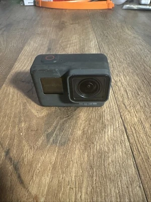 GoPro Hero 5 negra con correa para la cabeza y 2 baterías adicionales Foto 1 de 4