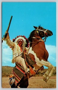 Postal indio y su caballo hombre nativo americano con su pistola - Imagen 1 de 2