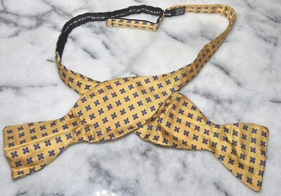 Винтажный 100% шелк желтое золото геометрический фуляр самостоятельный галстук галстук-бабочка сделано в Англии - Изображение 1 из 4