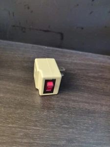 Adaptador de alimentación de un solo puerto conectado a tierra de 3 clavijas para salida con indicador iluminado... - Imagen 1 de 7