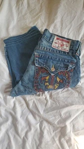 Pantalones Cortos de Denim True Religion Corte Billy Distressed Talla 33 (36" Cintura Real)  - Imagen 1 de 14