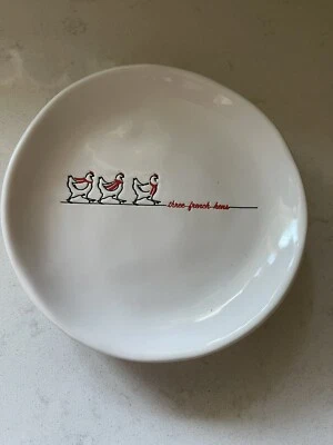 Conjunto de 2 pratos de galinhas francesas de grés Melrose com acabamento branco 84274DS - Imagem 1 de 3