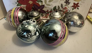 6 Vintage Retro Atomic Hard Plastic Bell & Round Christmas Ornaments Striped Lot - Bild 1 von 8