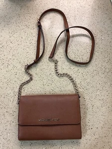 Michael Kors Jet Set, Caramel Saffiano, Crossbody/Clutch, Gold Hardware preowned - Picture 1 of 3
