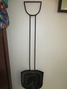 VINTAGE-METALLSCHAUFEL (28 & 1/2 ZOLL LANG) MIT LACKIERTER PFERDEKUNST - Bild 1 von 9