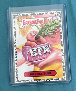 2024 GPK SECCHIO SPAZZATURA BAMBINI AL GIOCO GRIGIO PARALLELO CARD67b Sorpresa Suri - Foto 1 di 2