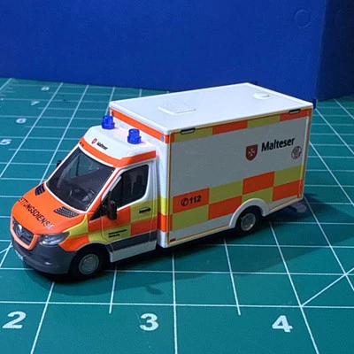 Ambulancia de emergencia alemana Malteser Mercedes Sprinter escala HO 1:87 Rietze Foto 1 de 4