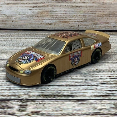 Veículo de brinquedo fundido 1948-1998 NASCAR 1:24 50º aniversário carro de corrida dourado - Imagem 1 de 4
