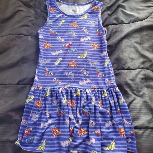 Vestido sin mangas mediano niña con diseño de logo superhéroe Foto 1 de 1